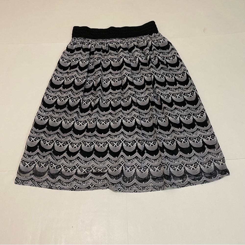 ❤️Me 2 Magic black & white skirt, size medium
